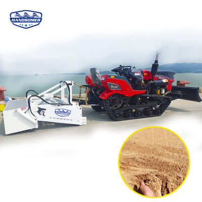 Traktor o procesie oczyszczania alkalicznego do usuwania kamiennych wodorostów i śmieci na plaży